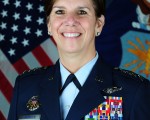 5月13日，美国太平洋空军司令、4星上将罗宾森（Lori Robinson）正式出任美军北方司令部作战指挥官，成为美国第一位女性作战指挥官。（维基百科公有领域）
