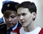 乌克兰女飞行员萨夫琴科（右）。(DMITRY SEREBRYAKOV/AFP/Getty Images)
