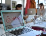 短租民宿订房网Airbnb目前是全世界第三家最具价值的民营高科技公司，它在去年底的市值高达255亿美元。  (MARTIN BUREAU/AFP/Getty Images)