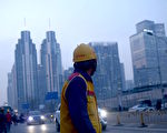 中國大陸經濟已經「被逼到牆角」（WANG ZHAO/AFP/Getty Images）