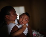 自2015年起，兹卡病毒疫情在中南美洲快速扩散，其中巴西甚至出现4600例新生儿小头畸形，被怀疑与该病毒有关。 (Photo by Mario Tama/Getty Images)