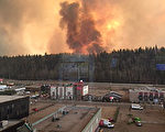 加拿大阿爾伯塔省油砂區野火肆虐，導致當地油砂減產近30%及輸油管關閉，週四（5月5日）原油期貨大漲。 (LYNN DAINA/AFP/Getty Images)