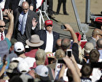5月7日，美國共和黨總統競選人川普在華盛頓州舉行競選集會。圖中，他正在向支持者招手。( JASON REDMOND/AFP/Getty Images)