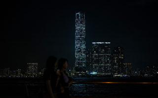 抗议张德江 颠覆性数字闪烁在香港最高楼