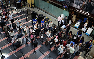 5月27日美國維吉尼亞州的里根機場內，旅行者大排長龍等待安檢的現象已獲改善。(Chip Somodevilla/Getty Images)