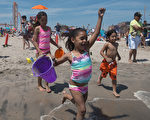 5月29日，纽约康尼岛终于正式向市民开放了，孩子们迫不及待地冲向海水。（Stephanie Keith/GettyImages）