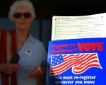 5月23日是加州6月7日总统大选初选选民注册的截止日期。据pe.com报道，在截止日前一天（22日），南加新登记选民暴增。图为提醒选民搬家后重新登记的标语。 (Justin Sullivan/Getty Images)