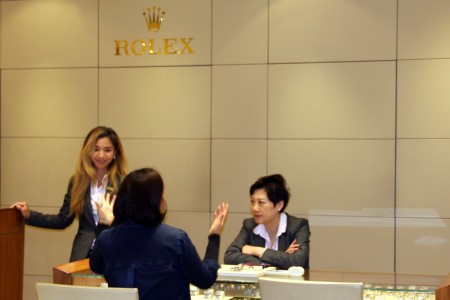 9日槍響後,隔日李興華珠寶店照常營業,並無異狀。(徐綉惠/大紀元)