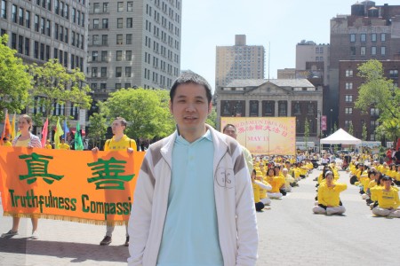 一个大陆留学生很高兴记者给他拍照作为三退的历史见证。(骆亚/大纪元)