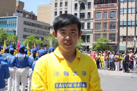 98年时才6岁就得法的山东青岛的法轮功学员庄路刚,去年10月份才从中国山东来到美国.(骆亚/大纪元)