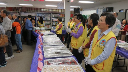 橙縣地區臺灣傳統週開幕儀式後,「臺灣傳統美食欣賞與品嚐」供不應求。(袁玫/大紀元)