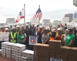 5月16日，洛縣勞工聯盟執行財務秘書長希克斯（Rusty Hicks）在「打造更好的洛杉磯」提案提交10萬簽名聚會上演講。（李姍/大紀元）