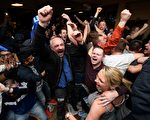 熱刺被切爾西逼平後，整個萊斯特城都沸騰了，球迷們為萊斯特創造的足壇神話而慶祝。 (LEON NEAL/AFP/Getty Images)