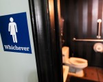 联邦政府最近发表的对变性者可自行选定使用男或女厕的政策已在全国引起轩然大波，也在各地区造成了许多争议。(Getty Images)