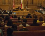 月24日舊金山市議會現場，擠滿了移民權益支持者。（周鳳臨／大紀元）