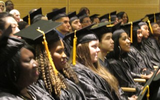 紐約76學生參加圖書館成人教育 獲高中畢業
