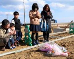日本為改善「待機兒童」問題增加大量政府認定保育設施，然而卻因為放寬保育設施審核標準而屢屢造成悲劇。圖為幼兒園校車翻覆而不幸喪生的兒童家屬獻花紀念遇難兒童。（Getty　Images）
