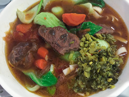 紅燒牛肉麵。（百合攝）