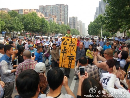 河南郑州、南阳、洛阳、安阳、许昌、驻马店等6座城市上千名家长示威抗议,呼吁教育公平。图为安阳市抗议现场。(网络图片)