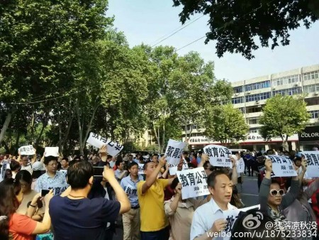 河南郑州、南阳、洛阳、安阳、许昌、驻马店等6座城市上千名家长示威抗议,呼吁教育公平。图为洛阳市抗议现场。(网络图片)