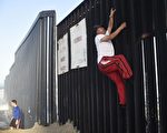 一名男子正在跨越美墨边境。 (RONALDO SCHEMIDT/AFP/Getty Images)