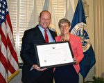 美国公民与移民服务局局长李昂•罗瑞格斯为美国内政部部长莎莉•朱厄尔颁发“杰出美国人”奖。(亦平／大纪元)