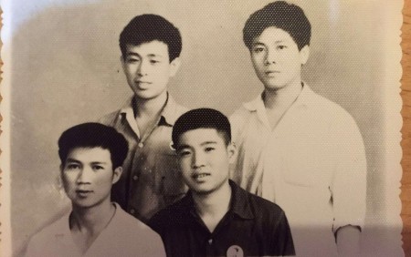 文化大革命時期,廣西知青們合影留念。(Lawrence提供)