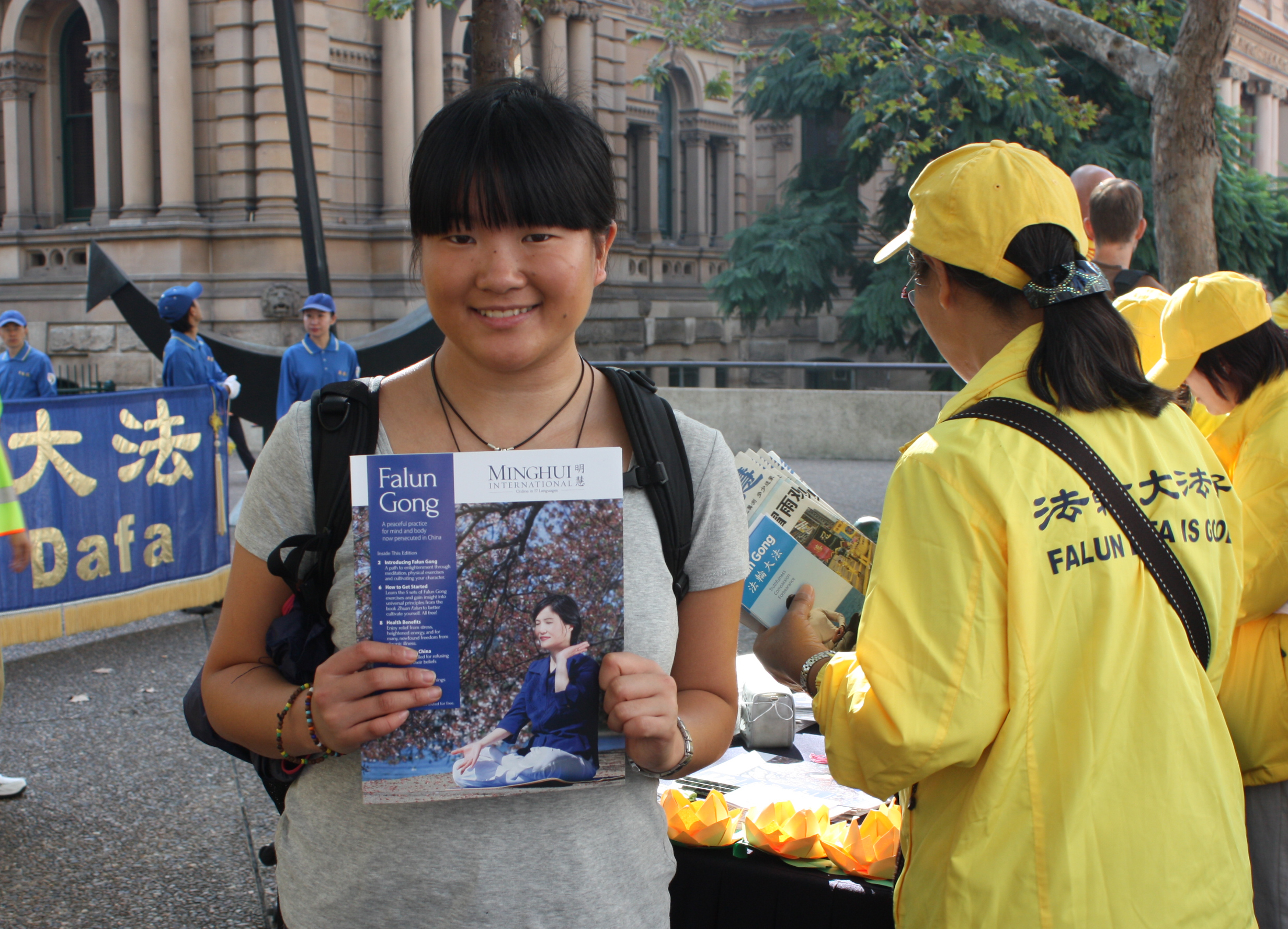 正在澳洲留學的日本籍女大學生Misaki Ohashi將法輪功人權問題作為自己論文的研究課題,也來到現場蒐集相關資料。(駱亞/大紀元)