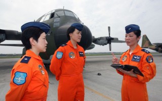 中华民国总统府首位女武官 空军陈月芳出列