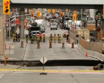 2016年6月8日，渥太华市中心的轻轨施工现场发生地陷天坑，造成附近街区停电，施工区域煤气泄漏等次生灾害。（任侨生／大纪元）