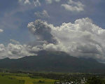 菲律宾吕宋岛布鲁珊火山10日爆发，火山灰云约高达2公里。(PHILIPPINES INSTITUTE OF VOLCANO/AFP)