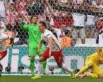 2016年6月21日，欧洲杯C组比赛，波兰VS. 乌克兰，波兰成功晋级。图为波兰球员布拉甚奇科夫斯基（左）进球后兴奋的表情。(ANNE-CHRISTINE POUJOULAT / AFP)