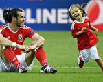2016年6月25日，威尔士球员格瑞斯·贝尔（Gareth Bale，左）和女儿阿尔巴(Alba Viola)。(DAMIEN MEYER/AFP)