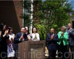 哈佛商學院「趙朱木蘭中心」(Ruth Mulan Chu Chao Center)6日舉行落成揭幕典禮，美國前勞工部長趙小蘭（左一）的父親趙錫成博士（左四）致感謝辭。（右起）麻州州長貝克、哈佛大學校長福斯特、商學院院長諾里拉。（貝拉／大紀元）