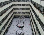 6月2日，山東省菏澤鄆城一中高考生在教學樓上將試卷和書頁撒下，緩解高考壓力，教學樓下的空地被撕下的試卷和書頁覆蓋，場面相當震撼，猶如下雪。（網絡圖片）