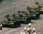 長安街天安門廣場前，一名身穿白襯衫的男子隻身阻擋向東行進的解放軍坦克隊（1989年6月5日）