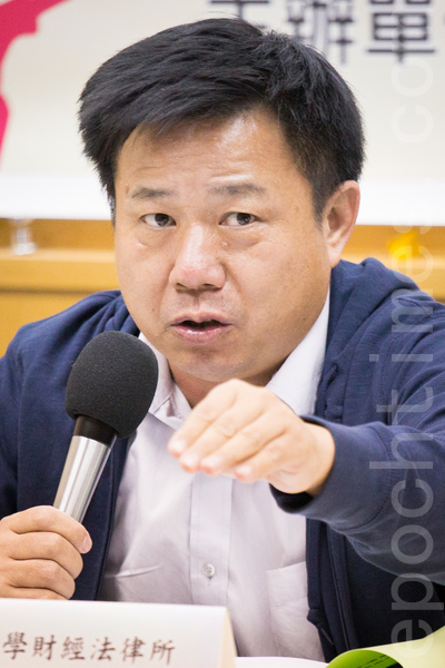 東華大學財法所助理教授張鑫隆指出,低薪社會的真正元凶,應是勞動力的非典化與彈性化。(陳柏州/大紀元)
