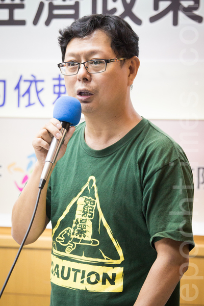 勞陣協會祕書長孫友聯期待政府架構以公平為核心的經濟發展思維,取代低薪、過勞的血汗經濟模式。(陳柏州/大紀元)