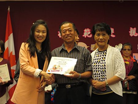 加拿大多元文化中心举行Potluck庆祝双亲节,共有11对模范双亲接受表扬。(加拿大多元文化中心提供)