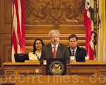 5月31日，旧金山市长李孟贤在市议会大厅宣布2016-2017、2017-2018两年平衡预算，这2年预算额分别为96亿美元、97亿美元。（周凤临／大纪元）