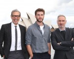 《ID4星际重生》雪梨宣传活动，图为杰夫‧高布伦（左起）、连恩‧汉斯沃及导演罗兰‧艾默瑞克在雪梨地标前合影。（福斯提供）
