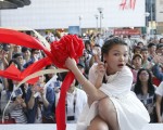 大陆歌手苏运莹（苏苏）在台北首场签唱会上，以抛绣球的方法选出幸运粉丝上台，做近距离互动。（索尼音乐提供）