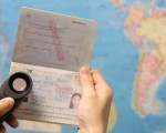 中华民国护照在全球通用性高，移民署从今年初陆
续布线调查，一举将南台湾近50名关系人函送侦办。（移民署国境事务大队提供）