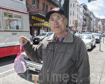 李氏敦宗總公所監察副主席李樹熀買了鹹肉粽和鹼水粽，回家過端午節。（李霖昭／大紀元）