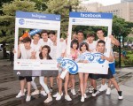 《飞鱼高校生》剧中泳队八成员相约台北街头快闪活动。（三立提供）