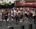 2016年6月11日，法国马赛，欧洲国家杯足球赛中，俄罗斯与英格兰球迷在场外互扔玻璃瓶并爆发冲突。(Carl Court/Getty Images)