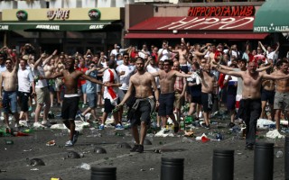 歐足賽球迷爆激烈衝突 44人傷