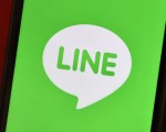 掌管免费通讯软件LINE的LINE Corporation表示，决定在日本与美国公开发行股票。图为软件LINE的logo。(KAZUHIRO NOGI/AFP/Getty Images)