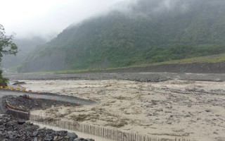 婦渡溪被水沖走 桃源交通中斷宣布停班停課