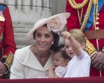 2016年6月11日，英國倫敦，為慶祝英國女王伊麗莎白二世90歲生日，英國王室成員在白金漢宮陽台亮相。威廉王子一家人仍是全場的焦點。(JUSTIN TALLIS/AFP)